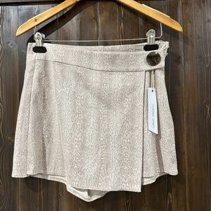 NWT Harper Wren Snakeskin Skort Size Medium